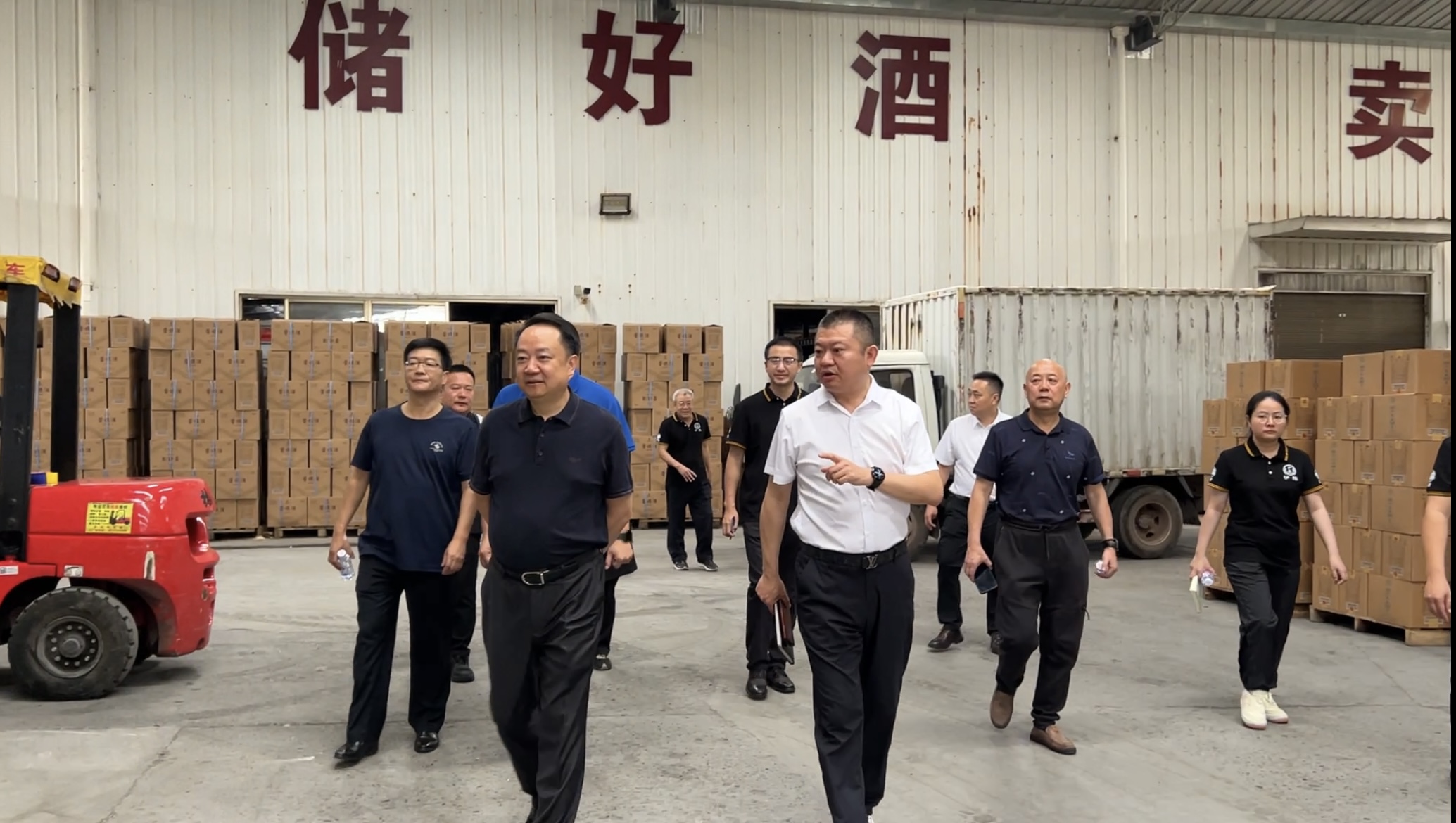 熱烈歡迎四川省酒業(yè)集團(tuán)曹勇黨委書記、董事長曹勇率隊(duì)蒞臨瀘旗調(diào)研指導(dǎo)